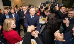 Le chef de l'Etat slovène sortant, Borut Pahor, célèbre sa réélection, le 12 novembre 2017 à Ljubjana 