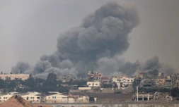 Une photo prise depuis le sud d'Israël montre un panache de fumée aprÚs des bombardements dans la bande de Gaza le 7 décembre 2023
