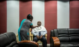 Le président gabonais Ali Bongo maquillé pour un débat télévisé le 24 août 2016 à Libreville