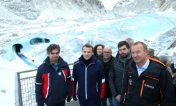 De gauche à droite: le maire de Chamonix Eric Fournier, Emmanuel Macron, Emmanuelle Wargon et plusieurs scientifiques, devant la Mer de Glace le 13 février 2020