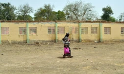 Une femme marche devant l'école de Chibok le 14 avril 2015