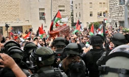 Des violences entre les forces de sécurité israéliennes et des Palestiniens du cortège funéraire de la journaliste Shireen Abu Akleh, à Jérusalem, le 13 mai 2022