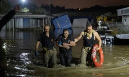 Un homme est évacué lors d'inondations dans le quartier de Kucukcekmece à Istanbul, le 5 septembre 2023