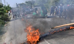 Des militants du Parti nationaliste du Bangladesh (BNP) mettent le feu pour bloquer une route lors d'affrontements avec la police à Araihazar, près de Dacca, le 31 octobre 2023 au Bangladesh