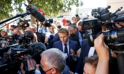 Le président français Emmanuel Macron marche entouré des médias dans le quartier de Bassens au premier jour d'une visite de trois jours à Marseille, le 1er septembre 2021