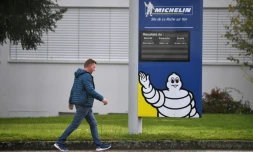 Un salarié devant le site Michelin de la Roche-sur-Yon le 10 octobre 2019, après l'annonce de sa prochaine fermeture