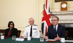 Le Premier ministre britannique Keir Starmer (D) en conférence de presse avec la ministre de l'Intérieur Shabana Mahmood (G) et le commissaire de la POlice métropolitaine Mark Rowley (C) à Londres le 30 avril 2026