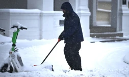 Une personne déneige la rue à Washington, le 6 janvier 2025