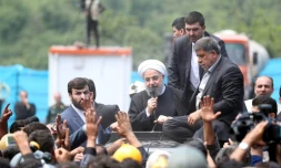 Le président iranien Hassan Rohani s'adresse aux mineurs et aux équipes de secours, le 7 mai 2017 à la mine d'Azad Shahar où 26 mineurs ont été tués, dans le nord du pays