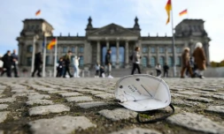 Un masque abandonné sur le sol, devant le Reichstag, le 19 octobre 2021 à Berlin