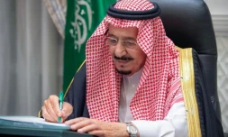 Une photo fournie par l'agence de presse officielle saoudienne (SPA) montre le roi Salmane d'arabie saoudite en train de signer le budget de l'Etat, le 15 décembre 2020 à Ryad
