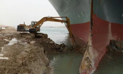 Photo fournie par l'Autorité égyptienne du canal de Suez (SCA) montrant l'avant du navire Ever given, bloqué dans le canal, le 25 mars 2021