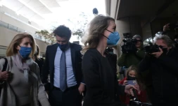 Elizabeth Holmes (d) arrive au tribunal de San José, en Californie, accompagnée de son compagnon Billy Evans (c) et de sa mère, le 3 janvier 2022