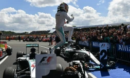 Le Britannique Lewis Hamilton saute de sa Mercedes après sa victoire au GP de Grande-Bretagne sur le circuit de Silverstone, le 10 juillet 2016