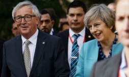 Theresa May (d) et Jean-Claude Juncker (g), le 3 février 2017 à La Valette (Malte)