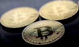 Des pièces d'or frappées du logo de la cryptomonnaie bitcoin, le 20 novembre 2017 à Londres
