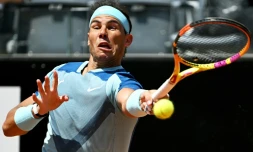 L'Espagnol Rafael Nadal retourne un service de l'Américain John Isner pendant leur match du 1er tour à l'Open d'Italie, le 11 mai 2022 au Foro Italico, à Rome.