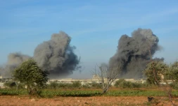 Une frappe aérienne des forces progouvernementales sur le secteur ouest de la ville d'Idlib, dans le nord-ouest de la Syrie, le 20 février 2020