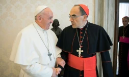 Photo fournie par le service de presse du Vatican montrant le pape François recevant le cardinal Philippe Barbarin au Vatican, le 18 mars 2019