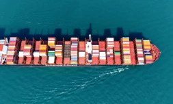 Un porte-conteneurs quitte le port de Qingdao, dans la province chinoise du Shandong, le 6 mars 2025