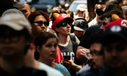 Des fans attendent de pouvoir acheter la Switch 2 de Nintendo à New York