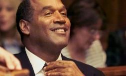 O.J. Simpson ajuste sa cravate au tribunal le 9 octobre 2001 Ă Miami