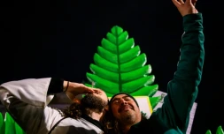 Des fumeurs de marijuana célÚbrent la légalisation du cannabis récréatif en Allemagne, le 1er avril 2024 devant la porte de Brandebourg à Berlin