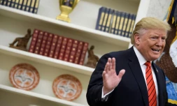 Le président américain Donald Trump répond aux questions des journalistes dans le Bureau ovale, le 30 septembre 2019