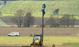 Des techniciens installent une ligne électrique à Güssing, en Autriche, le 17 novembre 2015
