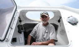 Jean-Jacques Savin, un aventurier qui avait franchi l'océan Atlantique dans un tonneau en 2019, pose le 28 mai 2021 à Lège-Cap-Ferret (Gironde)

