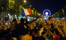 La foule sur les Champs-Elysées le 7 juillet 2016 à Paris à l'issue de la demie-finale France/Allemagne  