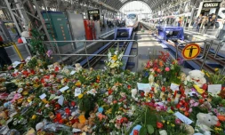 Des bouquets déposés à la gare de Francfort le 31 juillet 2019 en hommage au garçonnet de huit ans décédé aprÚs avoir été poussé sur les voies par Habte Araya