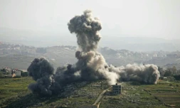 Une frappe aérienne israélienne sur le village de Deir El Zahrani, dans le sud du Liban, le 13 mai 2026