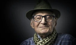 Des quatre découvreurs de la grotte de Lascaux, il ne reste que lui: Simon Coencas, près de 90 ans, pris en photo chez lui à Paris le 18 novembre 2016