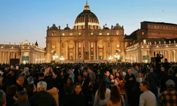 Des personnes font la queue pour rendre hommage au pape François, dont le corps est exposé à la basilique Saint-Pierre au Vatican, le 23 avril 2025
