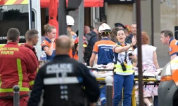 Ăvacuation d'un blessĂ© aprĂšs l'effondrement d'un immeuble place Alphonse-Laveran dans le 5e arrondissement de Paris, le 21 juin 2023