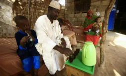 L'ingénieur soudanais Ahmed Abdallah  chez lui avec sa famille à Omdurman, près de Khartoum, le 2 octobre 2017