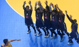 Les Bleus en position de défense face à un tir brésilien au Mondial de handball, le 11 janvier 2017 à Paris