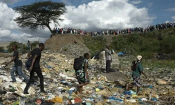 Une foule amassée sur les lieux de la découverte des corps mutilés de six femmes, dans une décharge de Nairobi le 12 juillet 2024