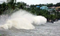 Une grosse vague s'écrase contre une digue à Legaspi, dans la province d'Albay, aux Philippines, le 16 novembre 2024
