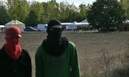 Des opposants Ă l'autoroute A69, qui doit relier Toulouse Ă Castres et ĂȘtre mise en service dĂ©but novembre, manifestent sur un terrain agricole de Cambounet-sur-le-Sor, dans le Tarn, le 10 octobre 2026