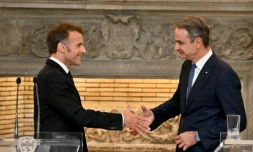 Le président français Emmanuel Macron (G) serre la main du Premier ministre grec Kyriakos Mitsotakis à l'issue d'une conférence de presse, le 25 avril 2026 à Athènes 