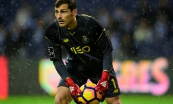 Le gardien de but espagnol du FC Porto Iker Casillas contre le Maritimo Funchal en Championnat du Portugal, le 15 décembre 2016 à Porto