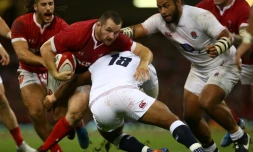 Le Gallois Ken Owens (2e g) taclé par l'Anglais Kyle Sinckler (c) lors du test-match à Cardiff, le 17 août 2019