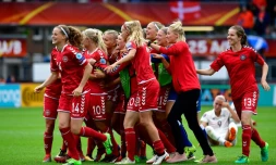 Les joueuses de l'équipe du Danemark viennent d'éliminer celles d'Allemagne en quarts de finale de l'Euro féminin, le 30 juillet 2017  à Rotterdam aux Pays