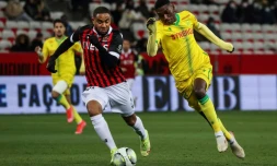 L'attaquant nantais Randal Kolo Muani (d) à la lutte avec le défenseur niçois Jordan Amavi en championnat, le 14 janvier 2022 à Nice