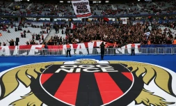 Le logo du club de football OGC Nice alors que les supporters arrivent avant la finale de la Coupe de France opposant le RC Lens à l'OGC Nice au Stade de France, à Saint-Denis, le 22 mai 2026 en Seine-Saint-Denis