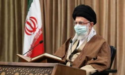 Photo fournie par le bureau du guide suprĂȘme iranien montrant l'ayatollah Ali Khamenei lors d'une cĂ©rĂ©monie pour le premier jour du ramadan, le 14 avril 2021