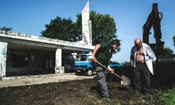 Des amoureux du patrimoine routier restaurent une station service abandonnée le long de la Nationale 7 à côté de Roanne le 13 août 2021