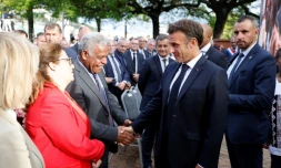 Le président Emmanuel Macron salue le président du gouvernement de Nouvelle Calédonie Louis Mapou le 26 juillet 2023 à Nouméa